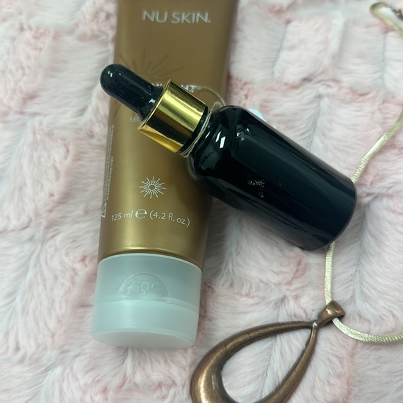 The best tanning lotion ever!! Bundled with vitamin c for your face! - Picture 2 of 2